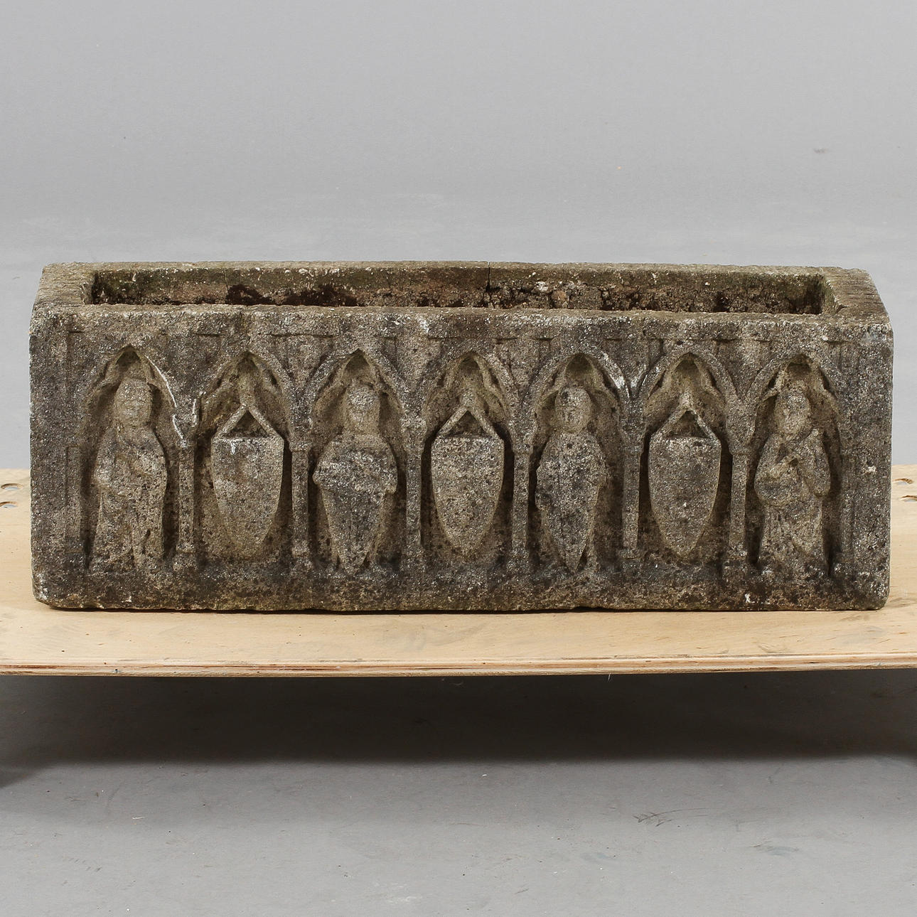 KAR PÅ BEN, gjutmassa, 1800-tal.