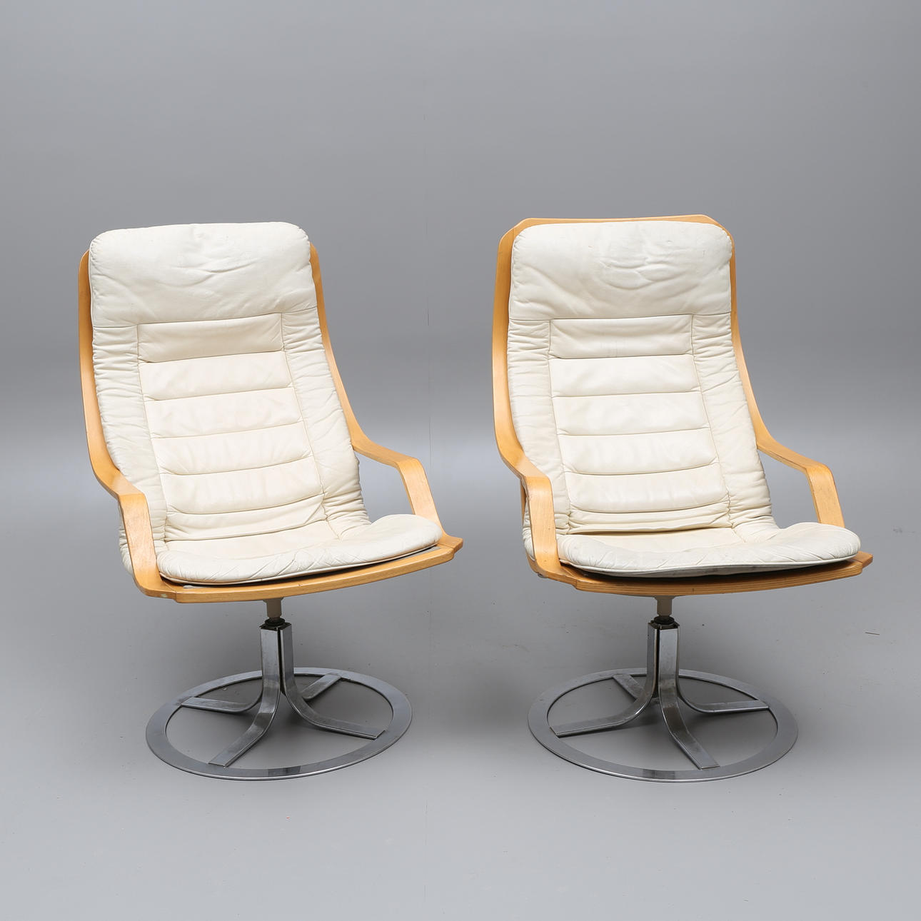 SNURRFÅTÖLJER, ett par, Göte-Möbler, Nässjö, 1900-talets andra hälft.