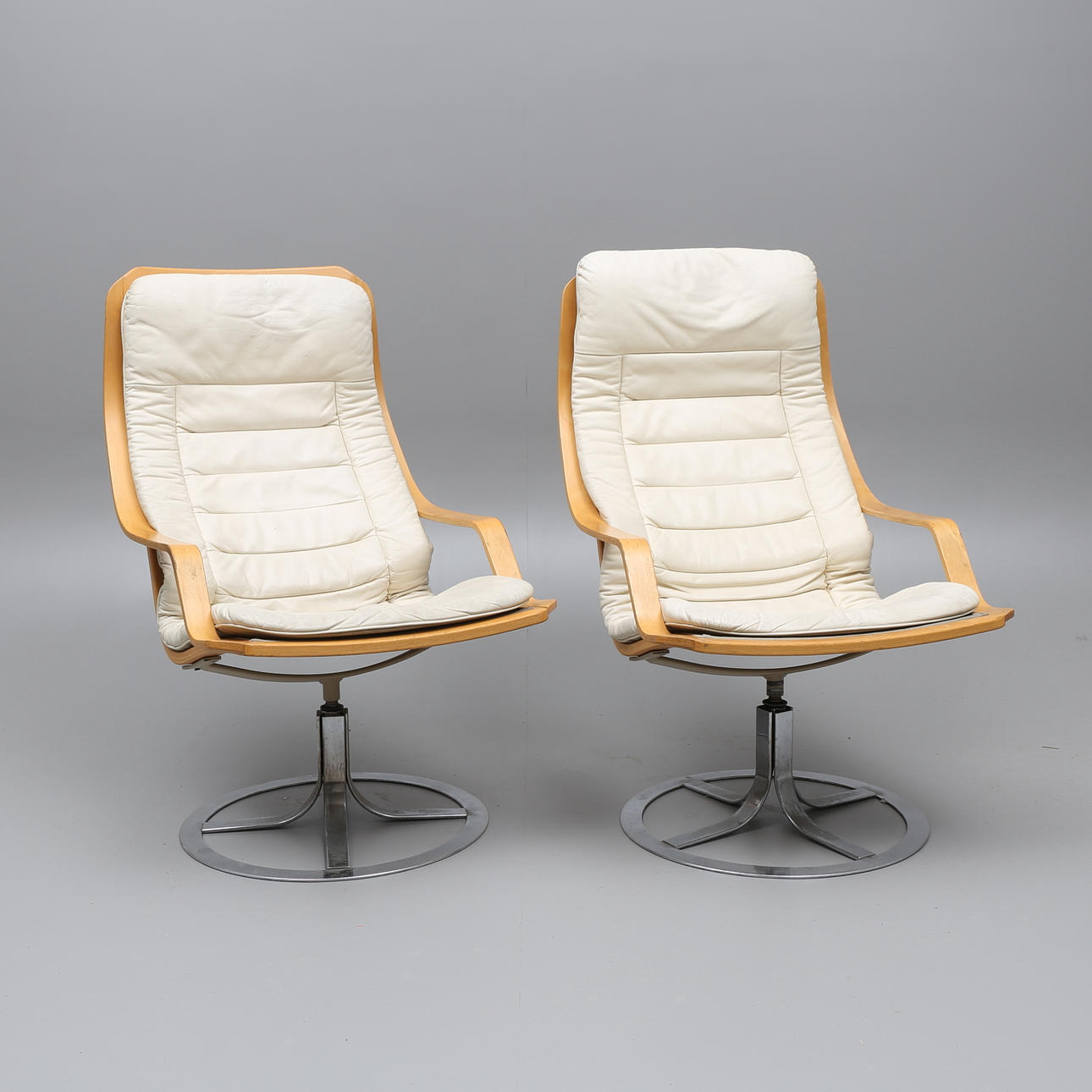 SNURRFÅTÖLJER, ett par, Göte-Möbler, Nässjö, 1900-talets andra hälft.