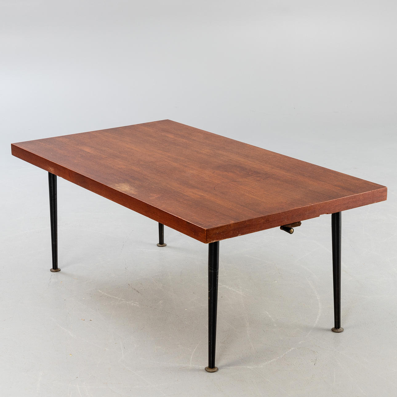 Ilse Möbel. Tisch / Couchtisch, höhenverstellbar.