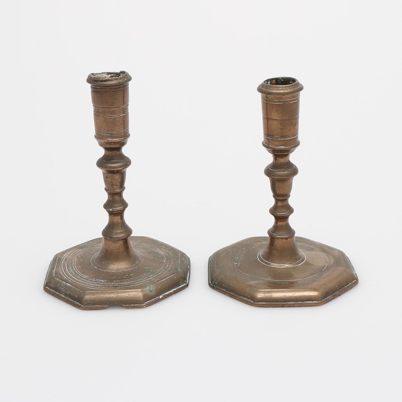 LJUSSTAKAR, 2 st, mässing, senbarock, 17/1800-tal.