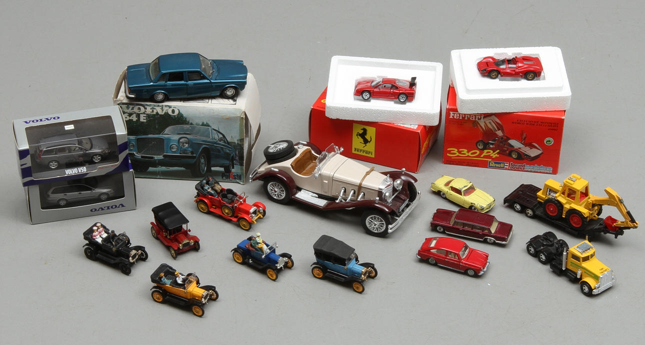 MODELLBILAR DINKY, CORGI med flera, cirka 15 stycken delvis i originalkartoner.