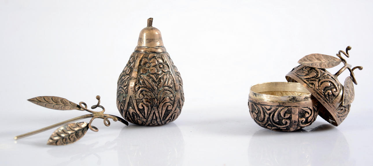 TOILETUPPSÄTTNING, 2 delar, nysilver.