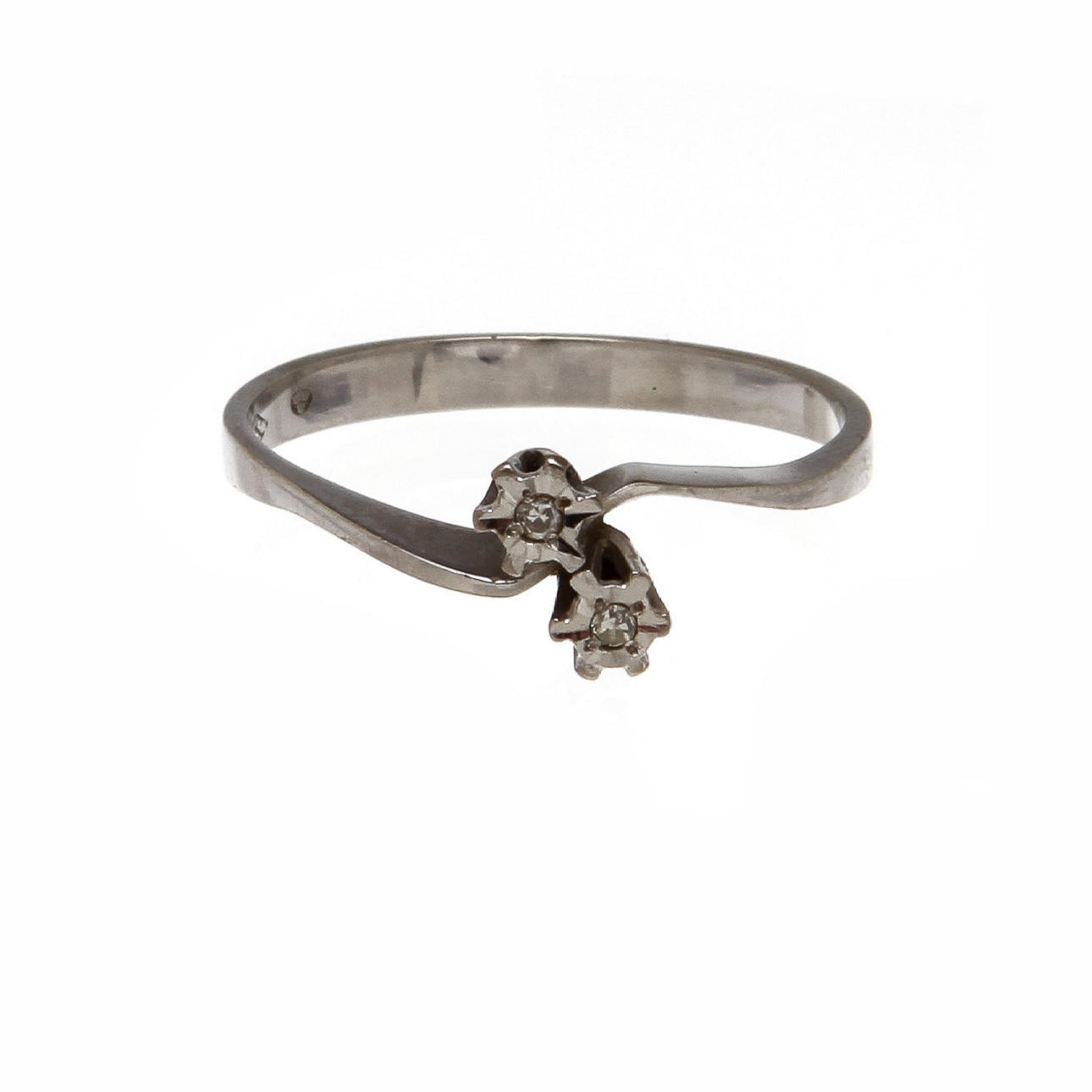 TVILLINGRING, 18K vitguld med diamanter, totalt ca 0,02 ct. Vikt 2,2 g.