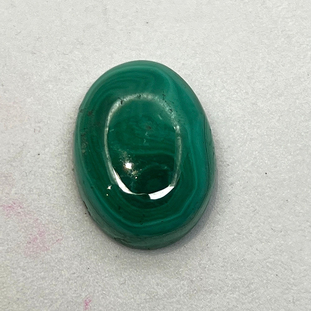 Naturlig melakit. oval cabochon.