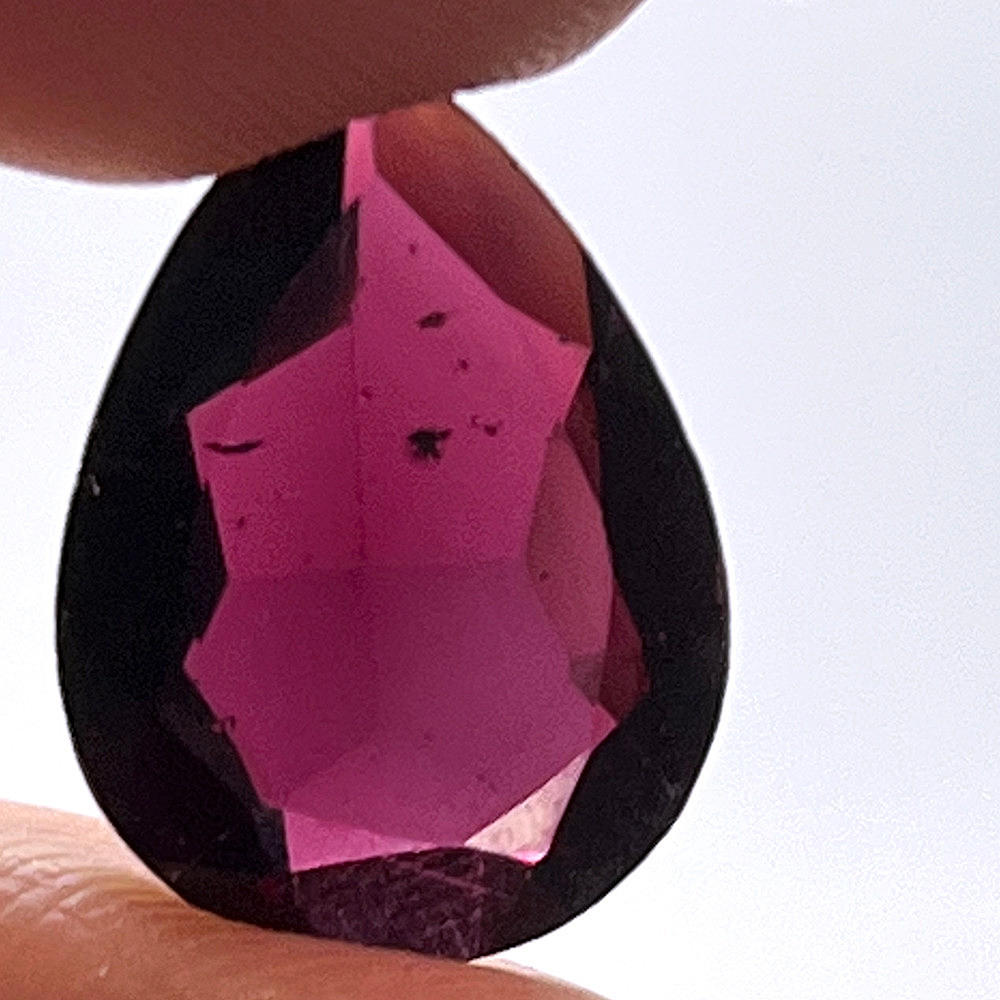 - Granate Piropo Natural. corte de pera.