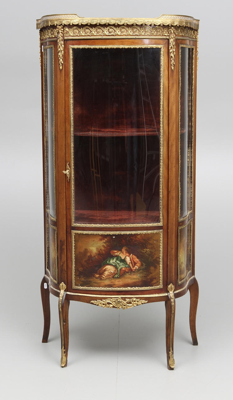 VITRINSKÅP, Louis VXI-stil, 1900-tal.