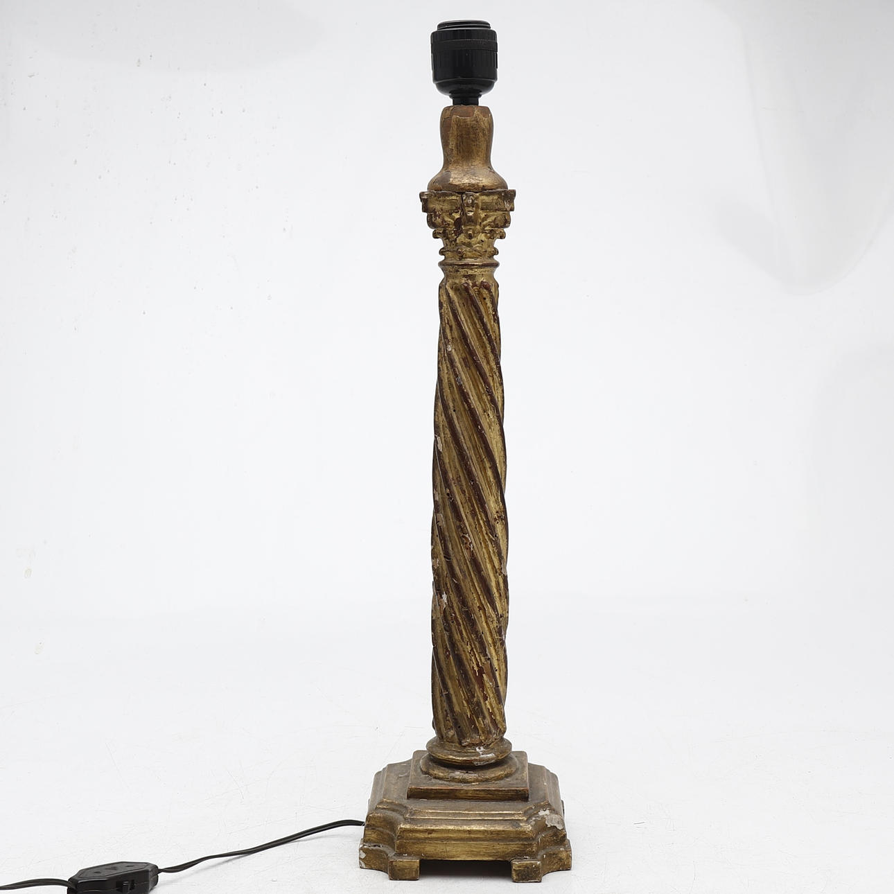 Table lamp in the shape of a Baroque column in carved and gilt wood.