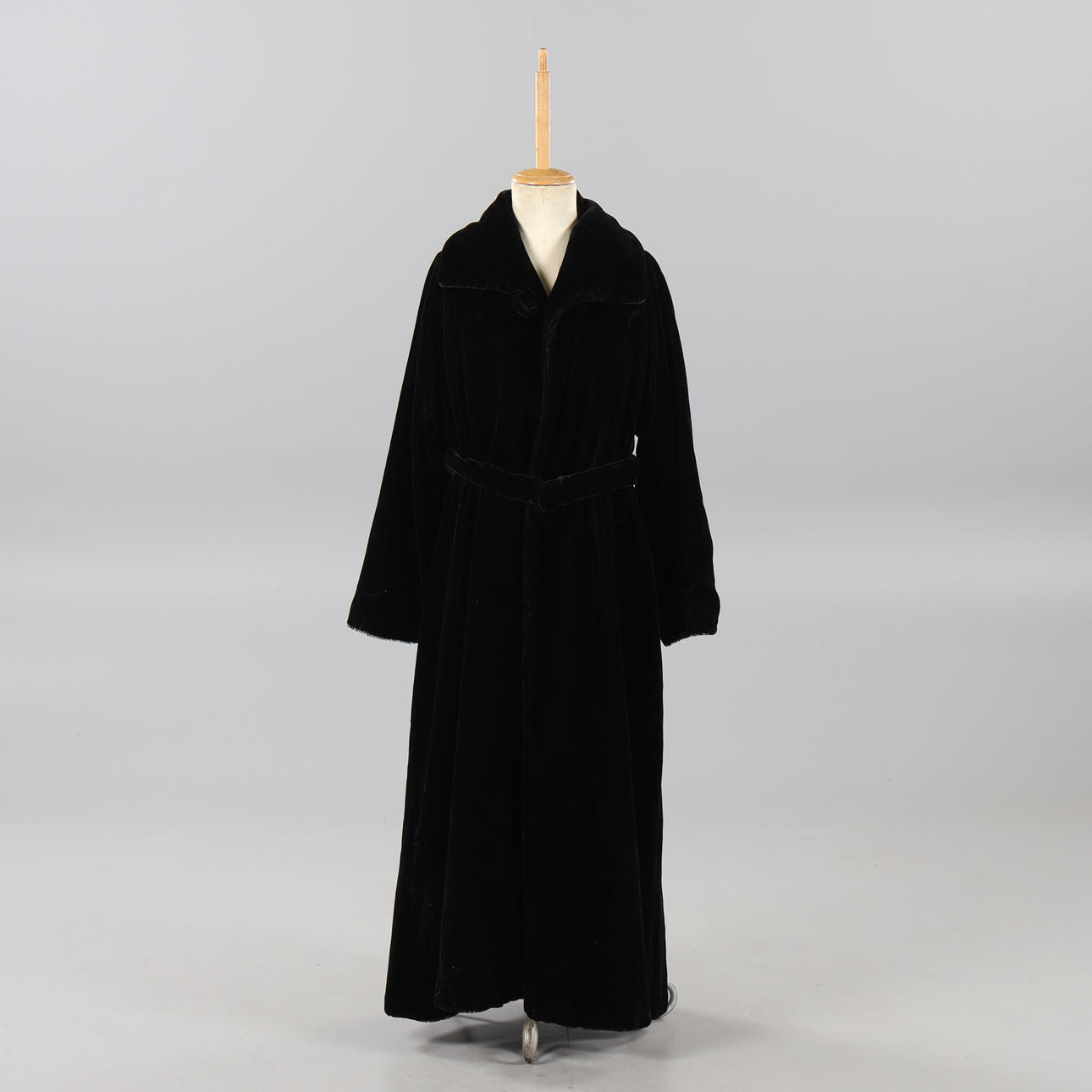 AFTONKAPPA, på provdocka, 1920-tal.