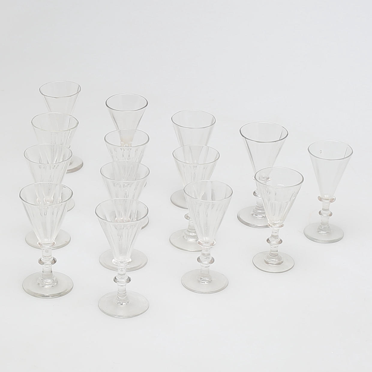 GLASSERVISDELAR, 14 st, starkvinsglas, 1800-talets slut.