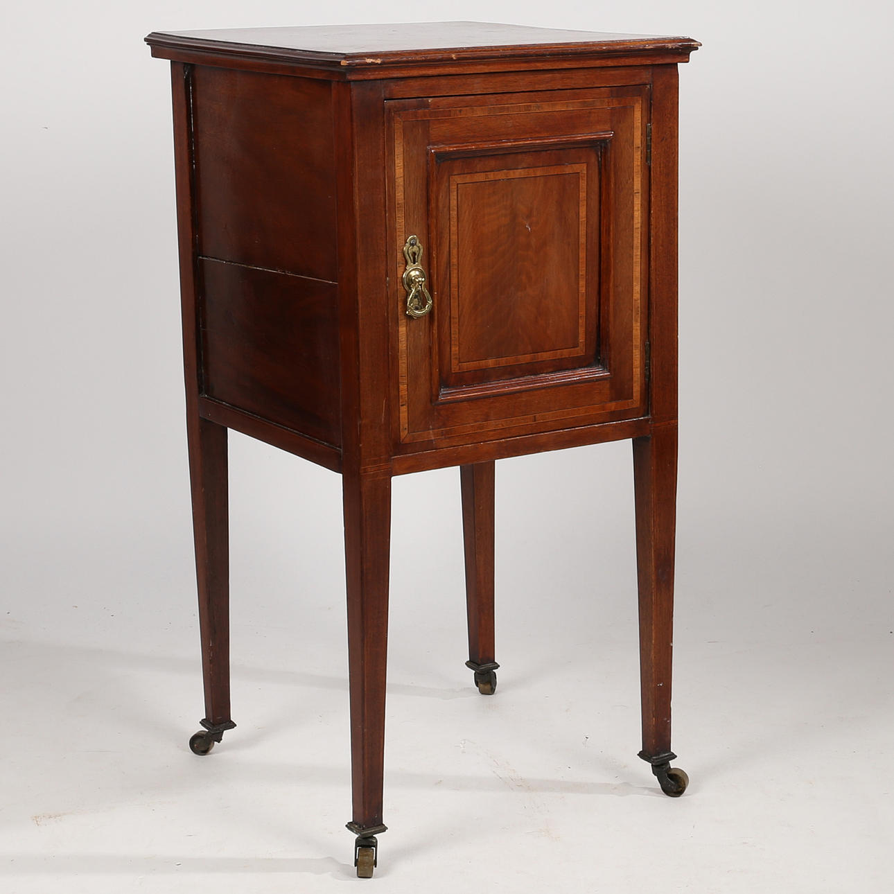 ETT EDWARDIANSKT MAHOGNY GRYTSKÅP.