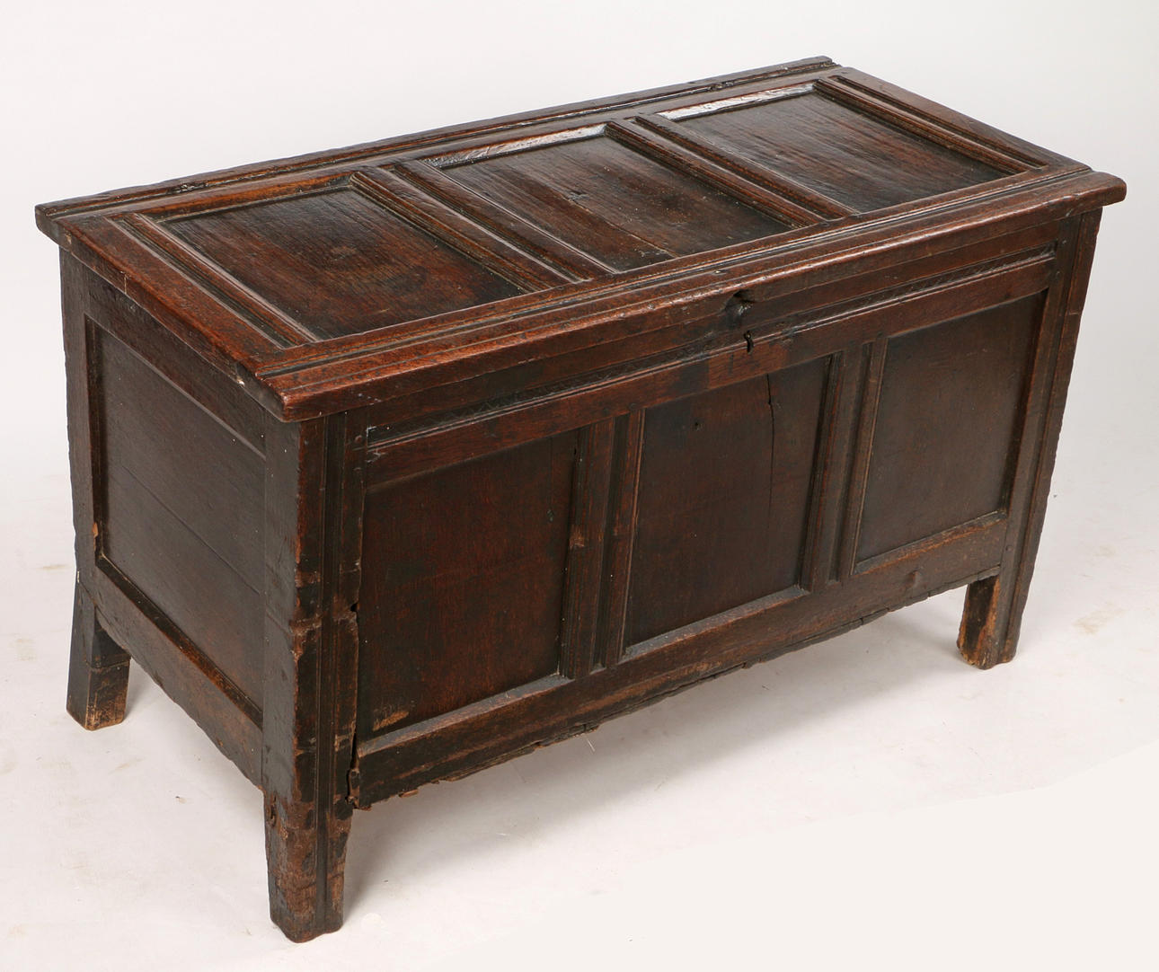 Eine Eichenkiste aus dem 17. Jahrhundert.