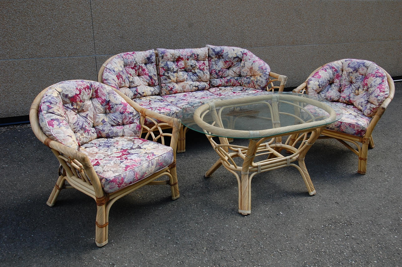 TRÄDGÅRDSMÖBLEMANG, 4 delar, rotting.