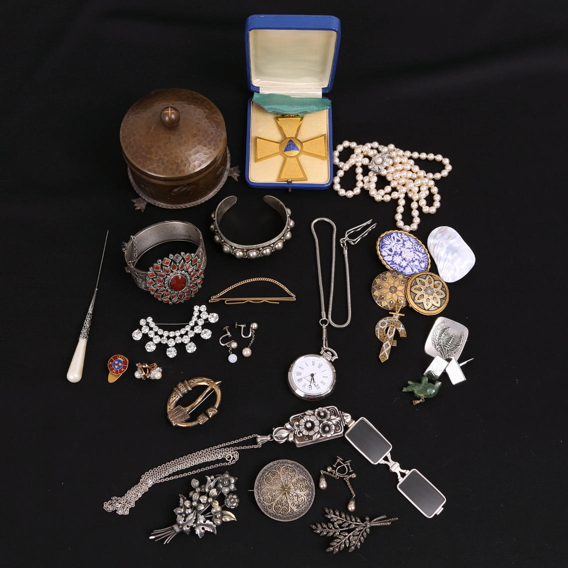 SMYCKEN: bijouterier och silversmycken 5 st vikt 75 gram.