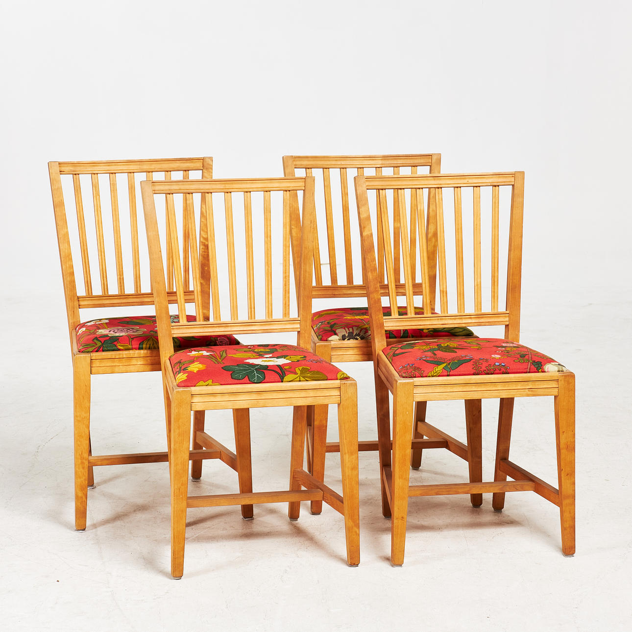 SPIELSTÜHLE, 4 Stück, mit Jobs-Textil bezogen.