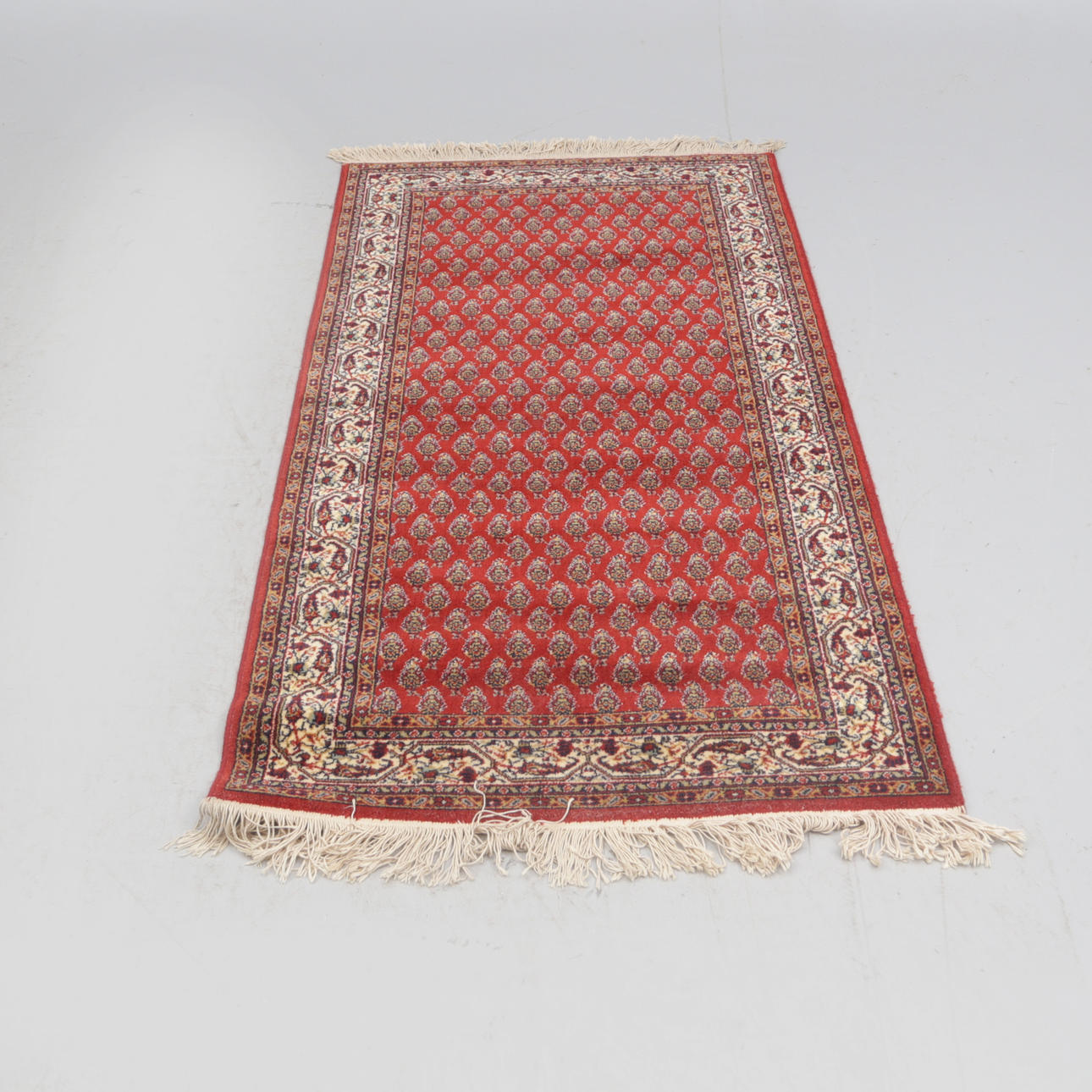 MATTA, röd, 1900-tal 90x180. Mattor & Textil - Mattor - Auctionet