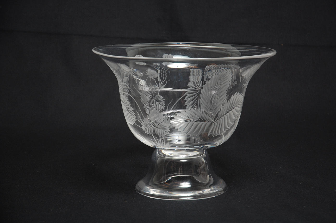 LISA BAUER. stor skål " Smultron " Kosta Boda.