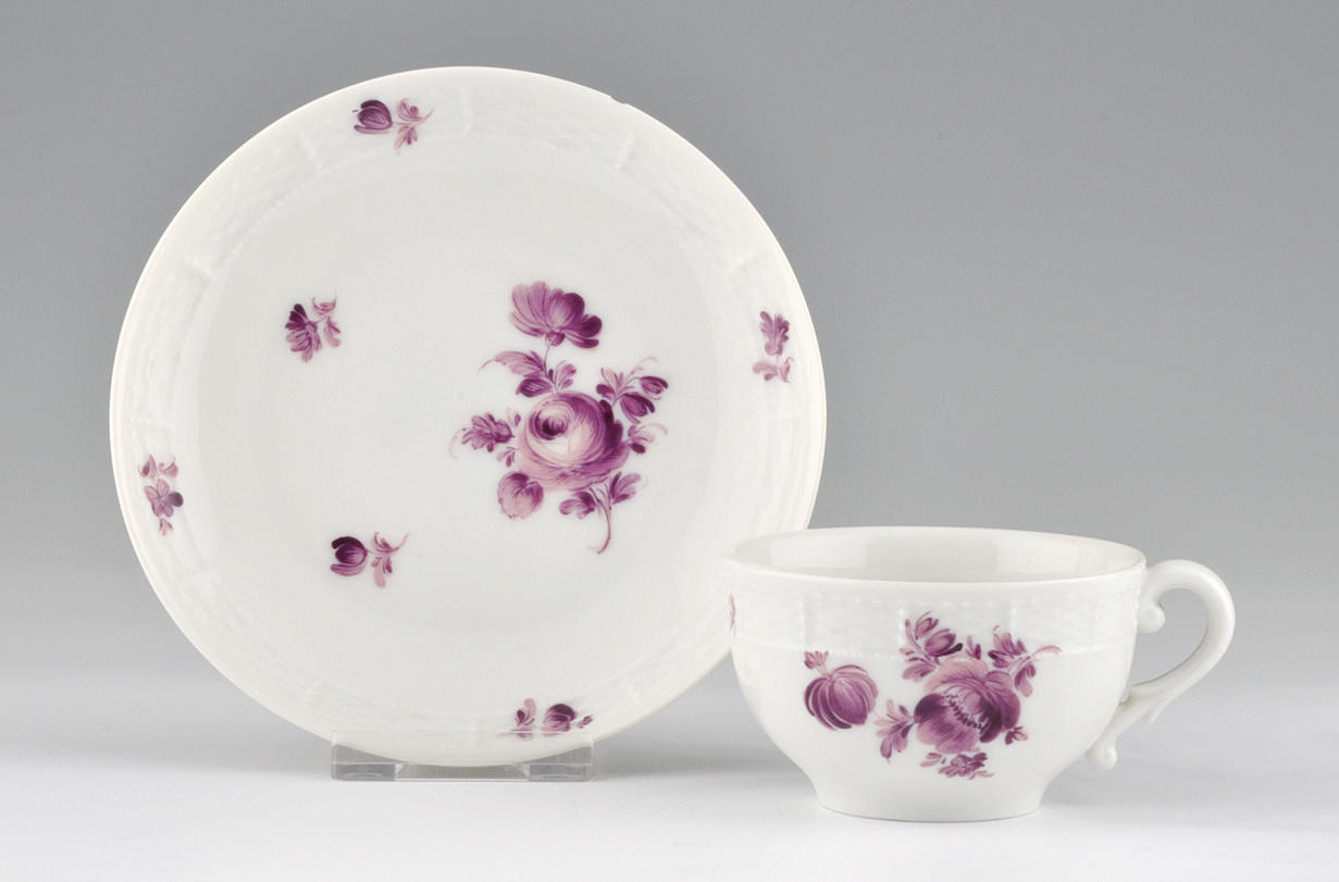 PORZELLANMANUFAKTUR NYMPHENBURG. mocka kopp. Lila blommig målning.