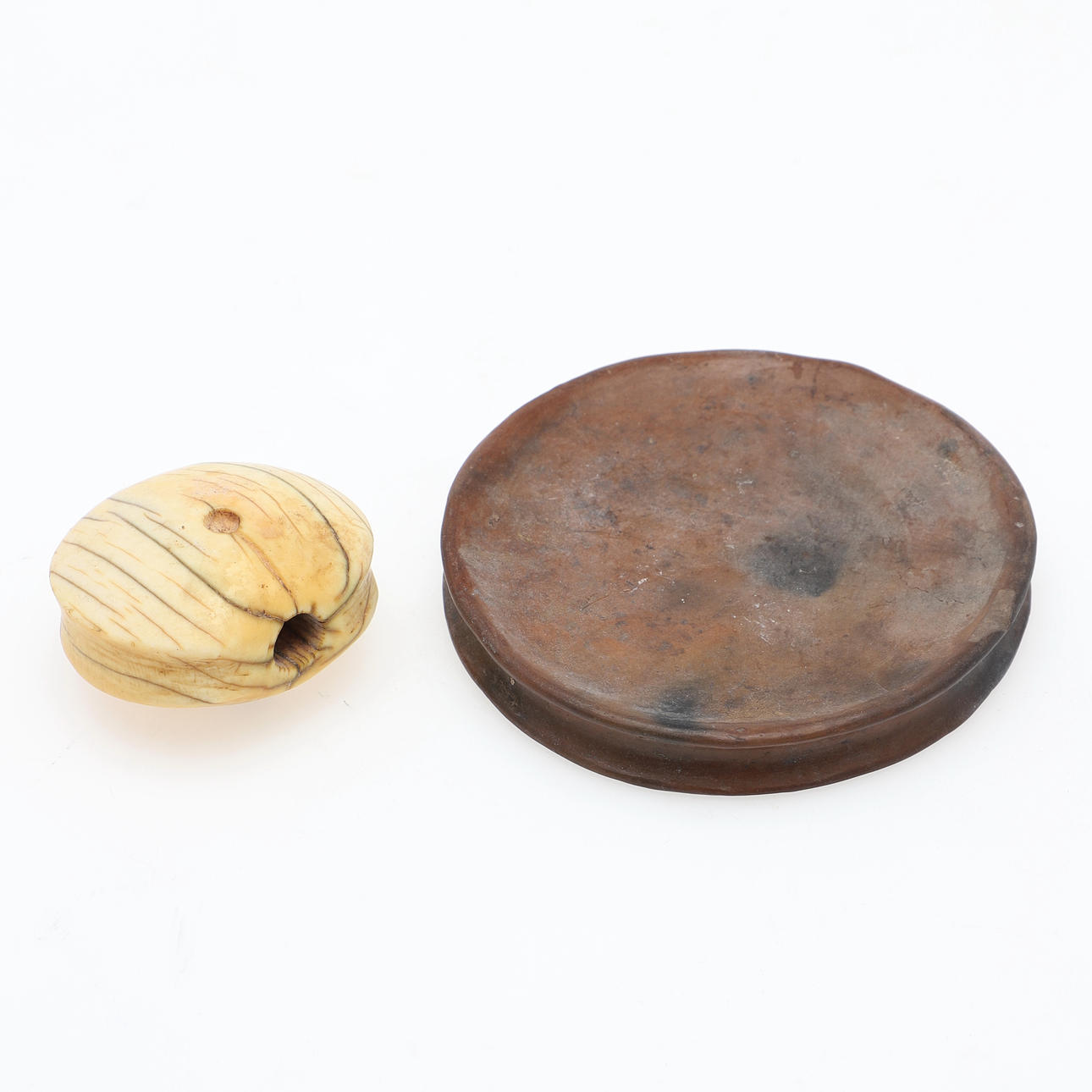 LÄPPLATTOR, 2 st, keramik och ben, Afrika.