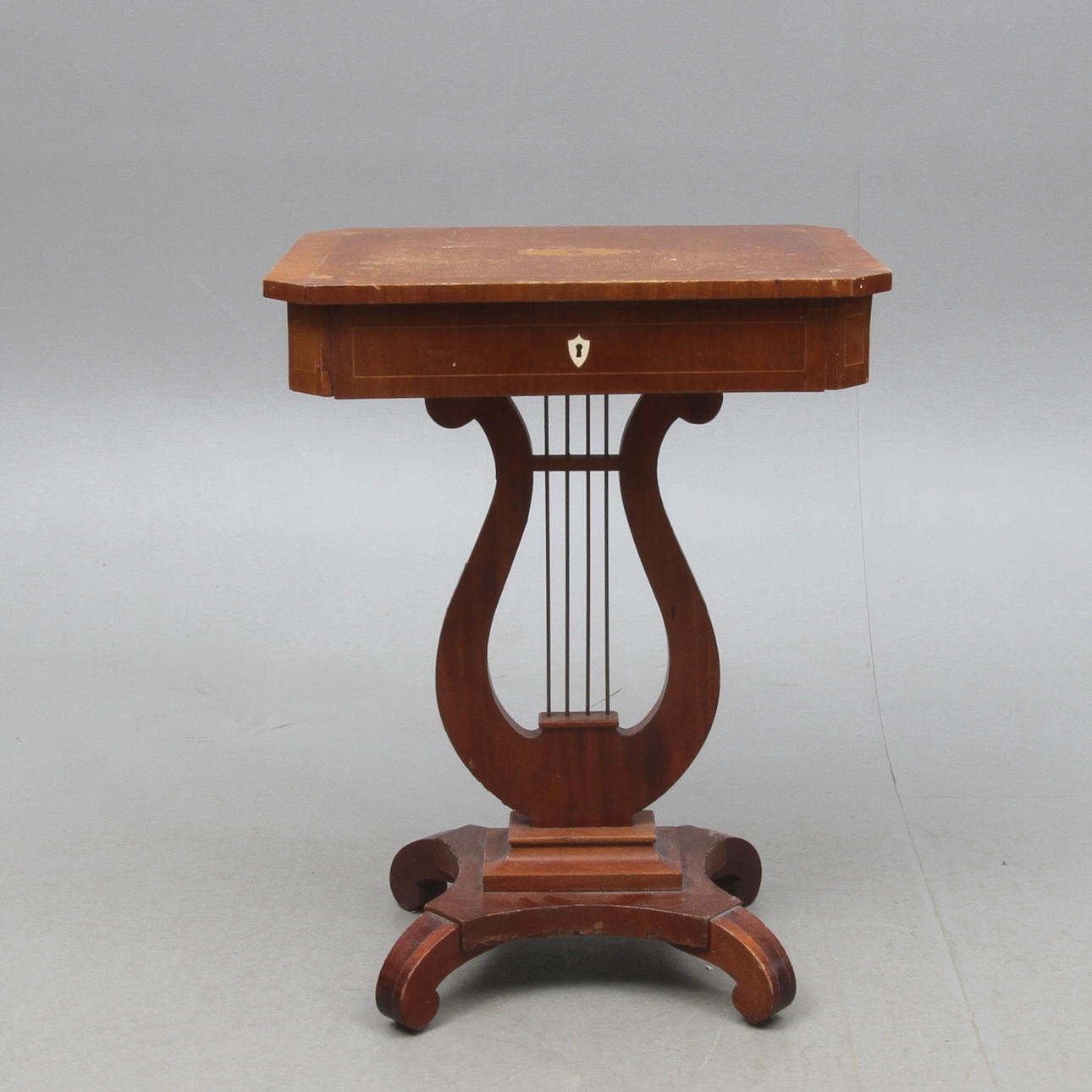 BORD, med lyrfot, 1900-tal.