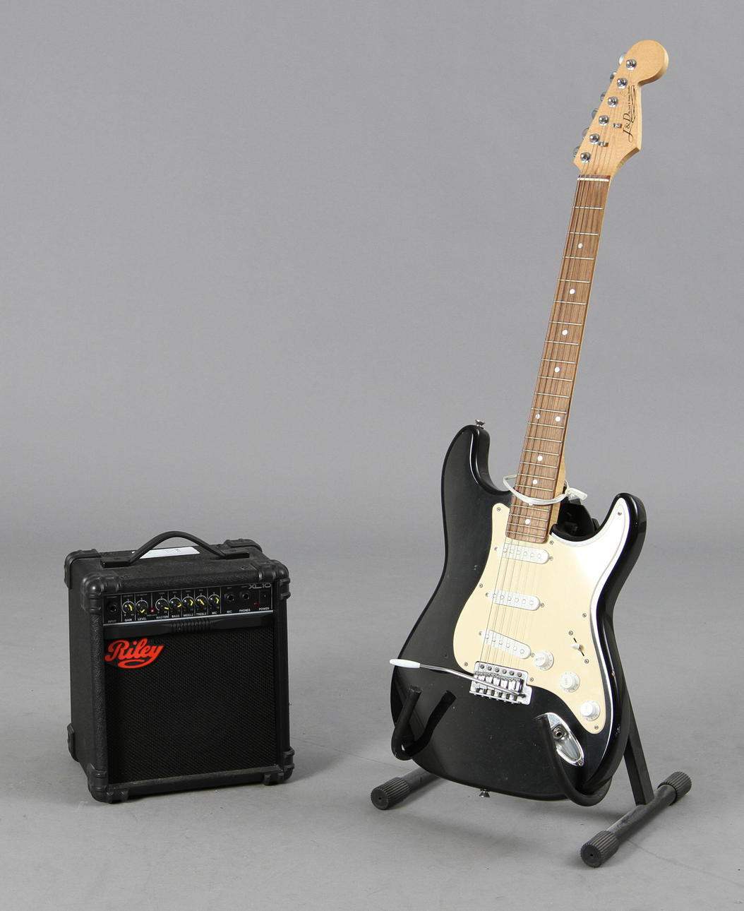 ELGITARR, "Jack & Danny Brother", samt FÖRSTÄRKARE, "Riley".