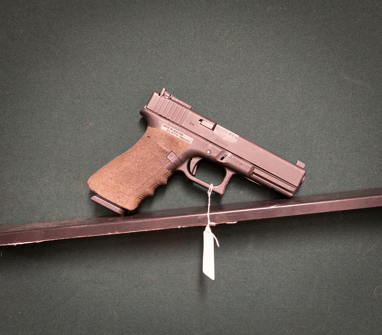 Glock 17 caliber 9x19. Extension no. DLC233.