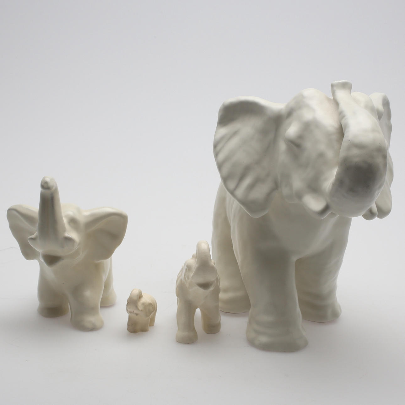 ELEFANTER, 2 st, Vicke Lindstrand, Upsala-Ekeby, 1900-talets första hälft.