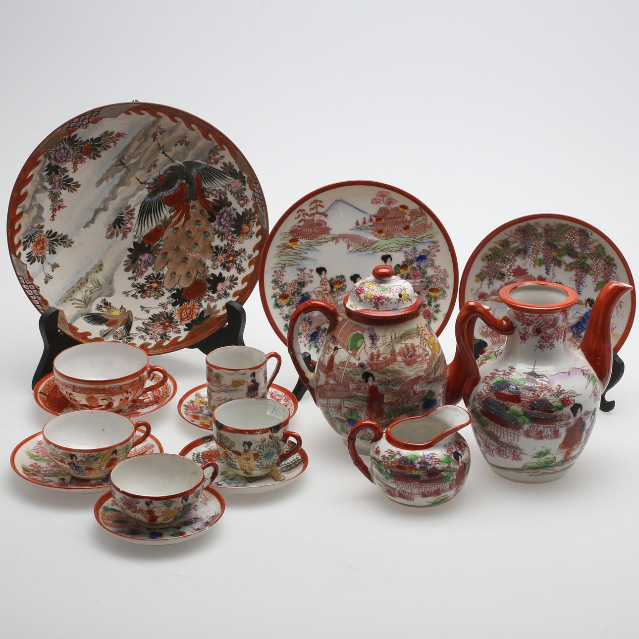 DIVERSE JAPANSKT PORSLIN, mer än 100 delar, kaffe och teserviser, 1900-talets början.