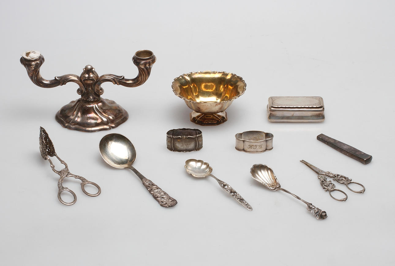 SILVERFÖREMÅL, 11 delar, 1900-tal, vikt totalt ca 440 gram.