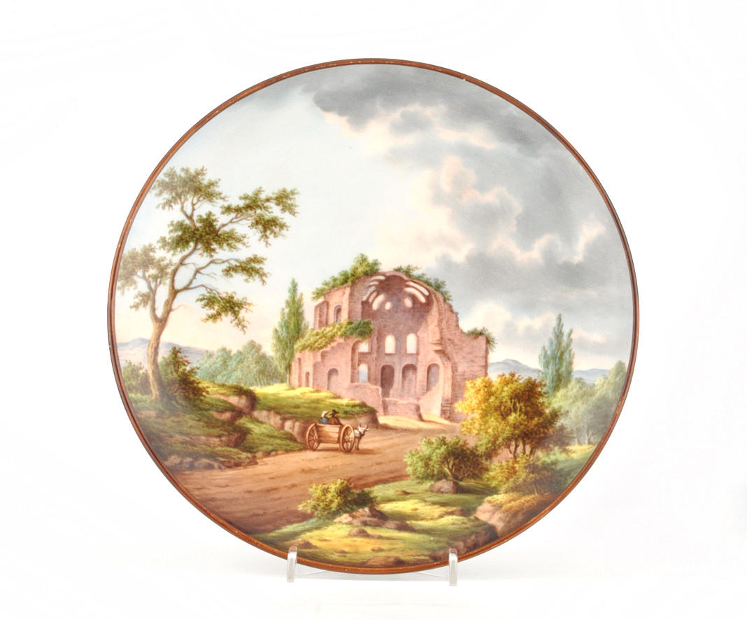 KÖNIGLICHE PORZELLANMANUFAKTUR BERLIN. Dekorativ tallrik med Biedermeier landskap, handmålad.