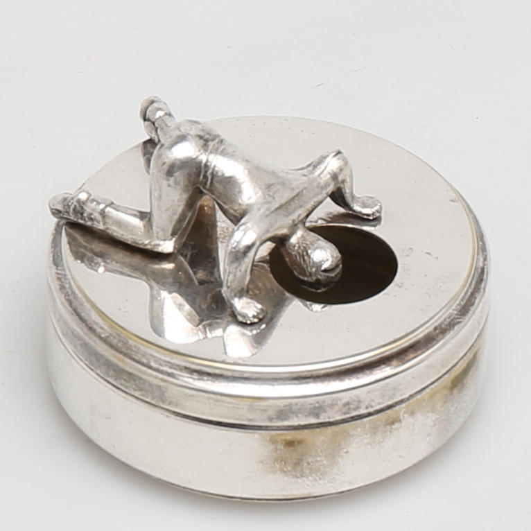 MANSCHETTKNAPPSASK sannolikt "Originell", Widerholm & Dahlberg, Eskilstuna, 1930/40-tal.