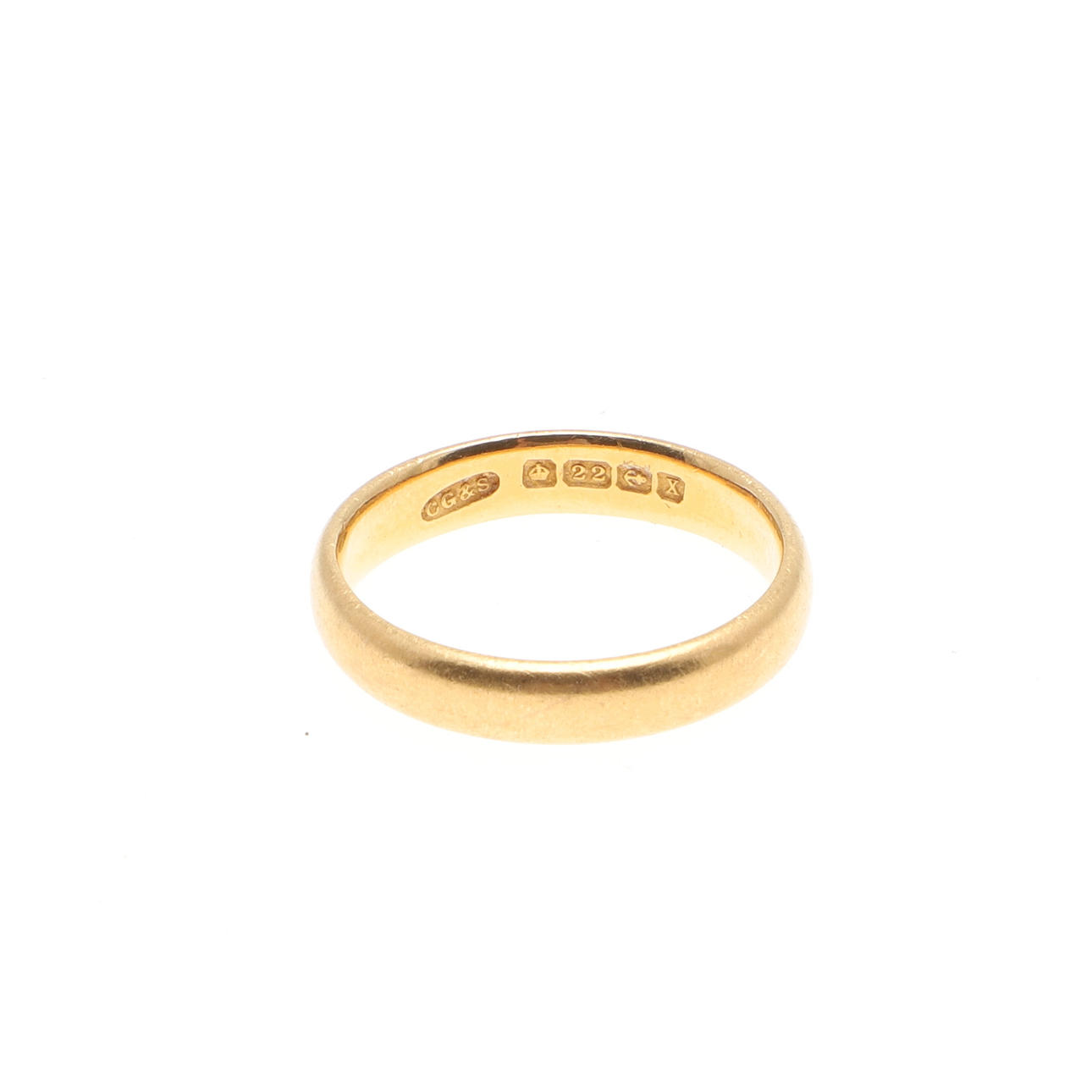 A 22CT GOLD WEDDING BAND.