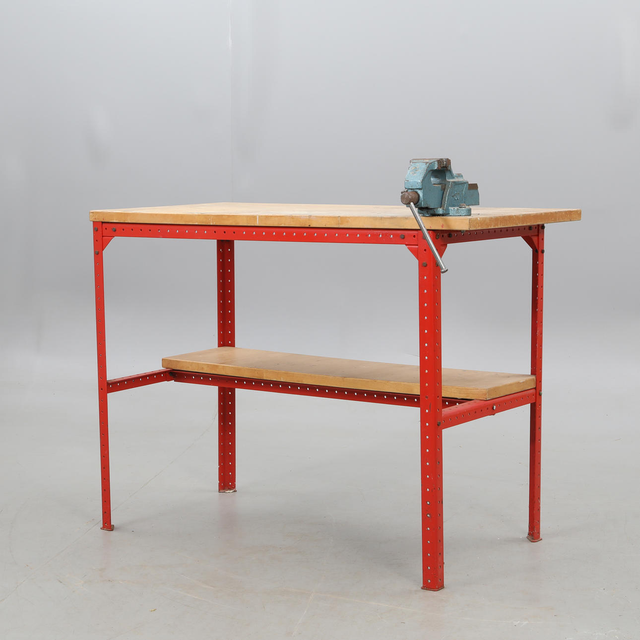 WORKSHOP BENCH, work table with vise.