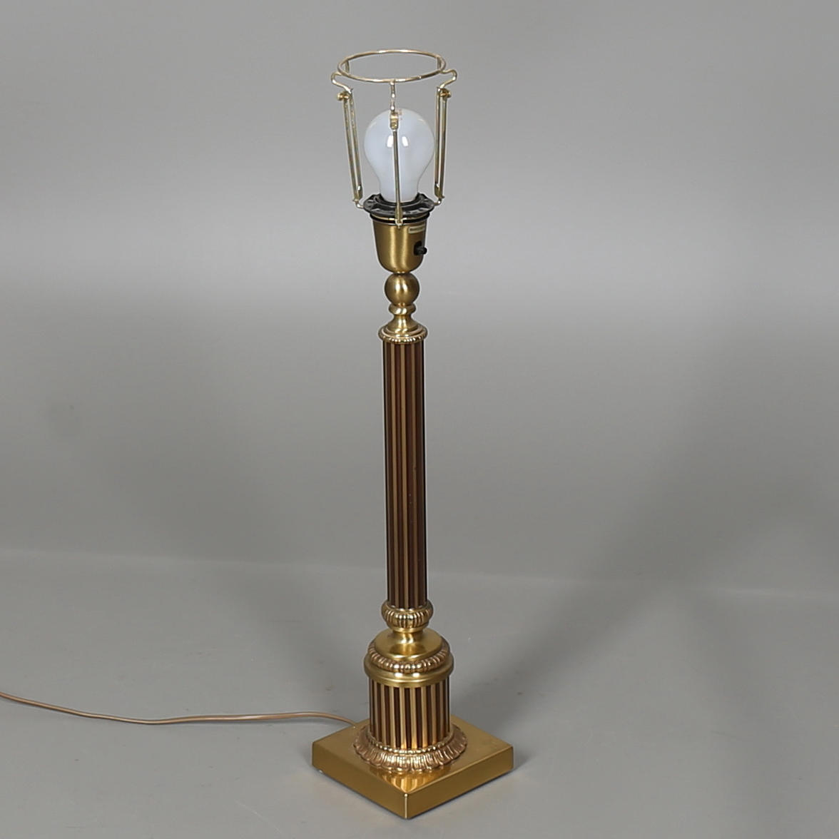 BORDSLAMPA i gulmetall, 1900-tal.