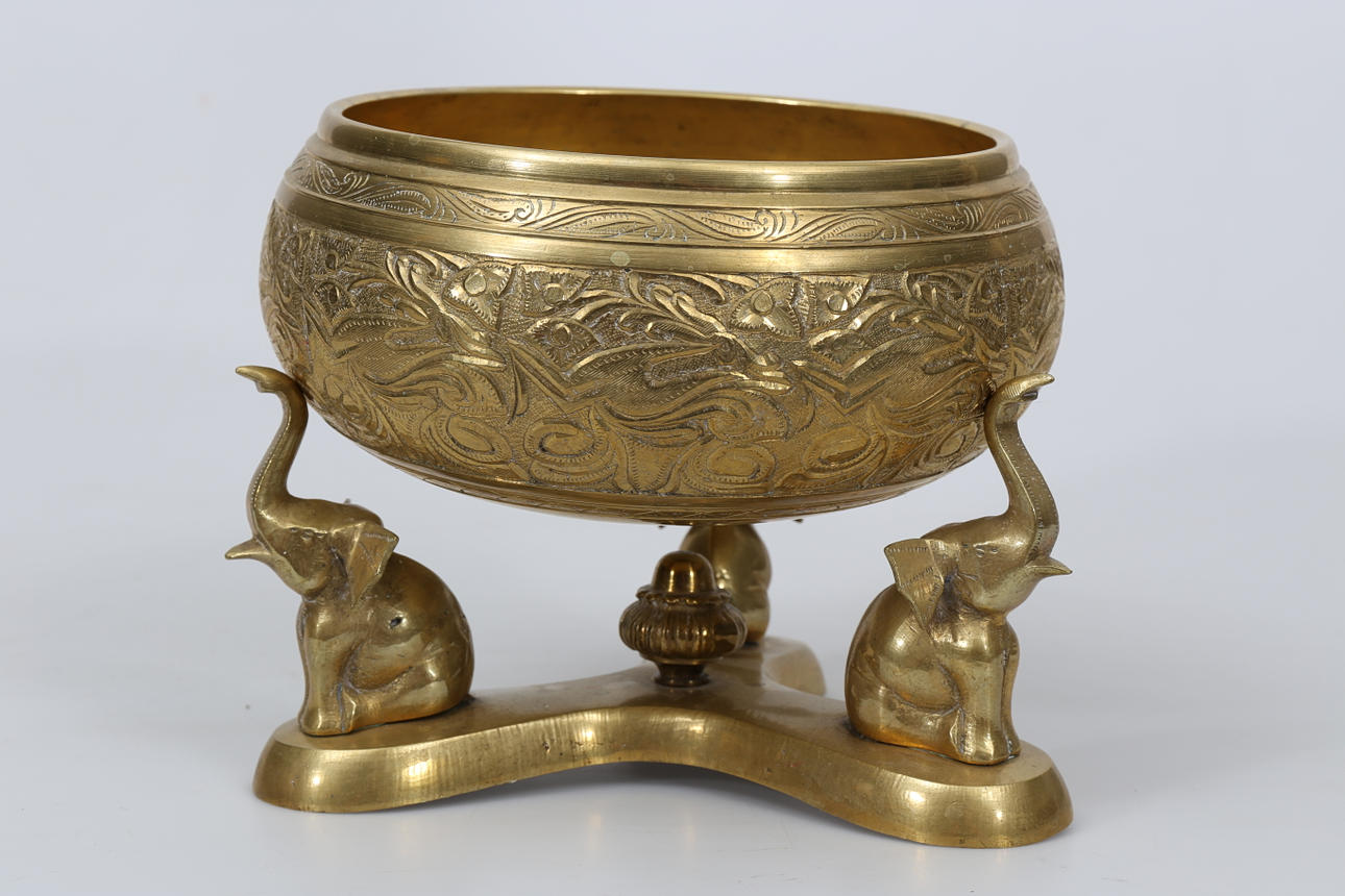 YTTERKRUKA PÅ STÄLLNING, mässing, Orienten, 1900-tal.