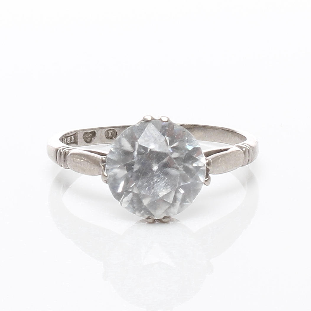RING, 18k vitguld med sten, Sverige, 1900-tal.