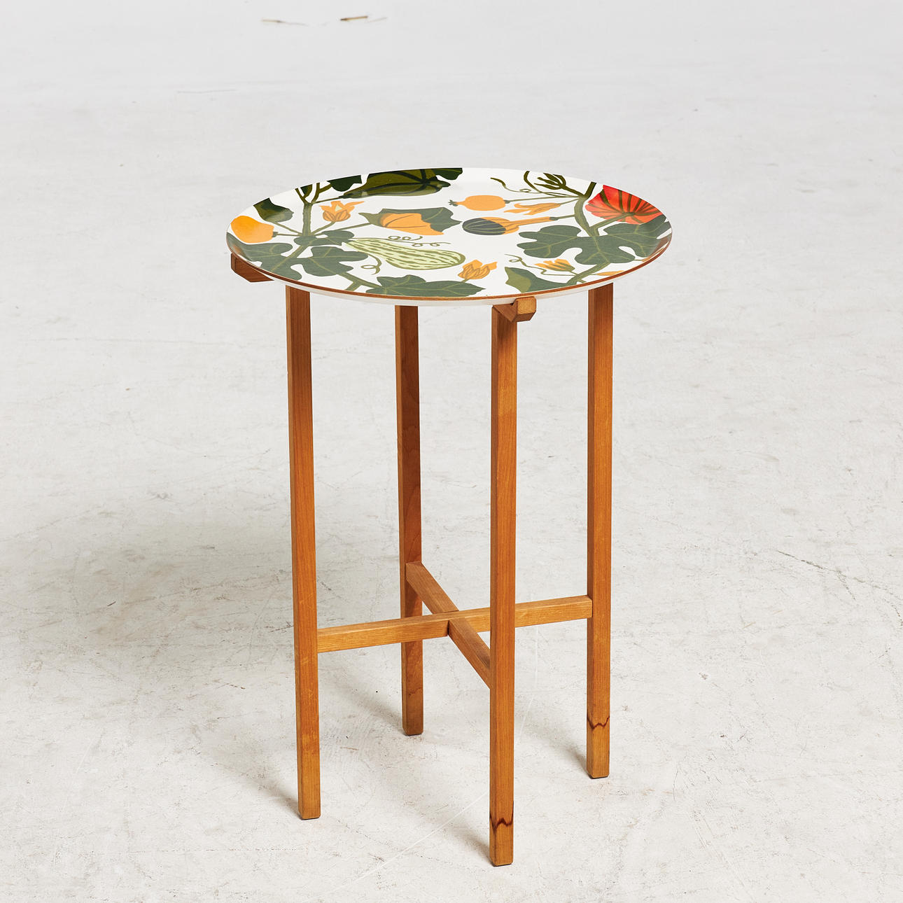 EVA JOBS. Tabletttisch, Tablett mit aufgedrucktem Muster.