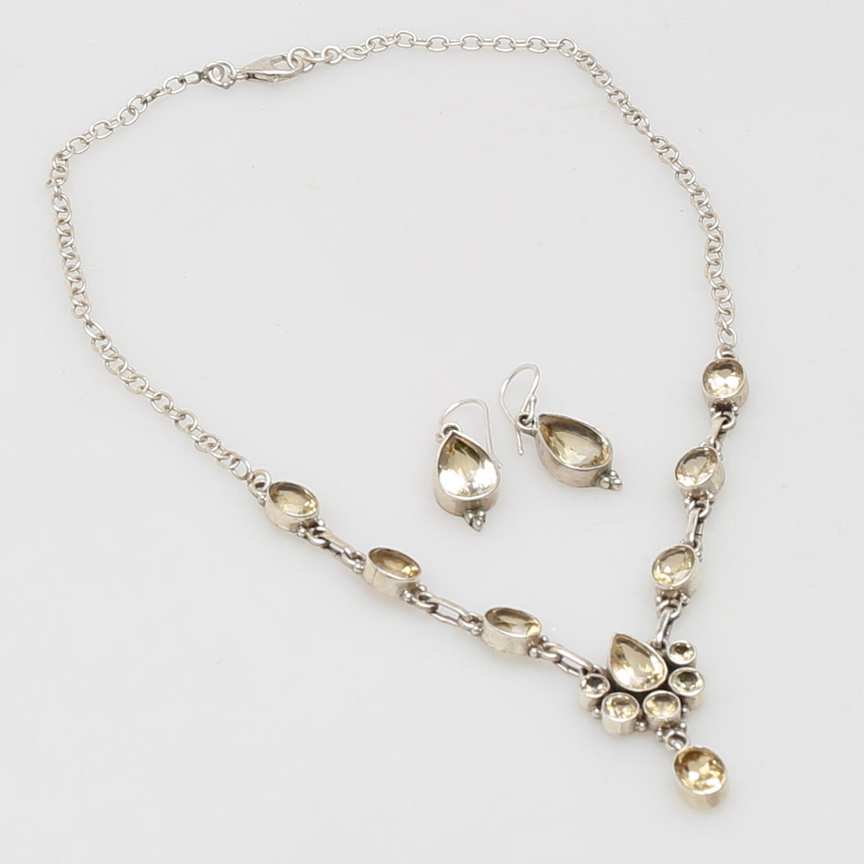 COLLIER samt ÖRHÄNGE i sterlingsilver besatt med citriner.