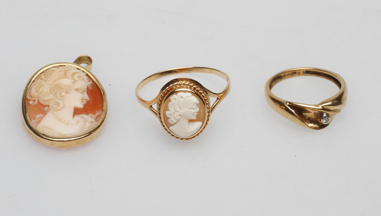 RINGAR, 2 st samt ETT HÄNGE, 18k guld, total vikt ca 7,7 gr.