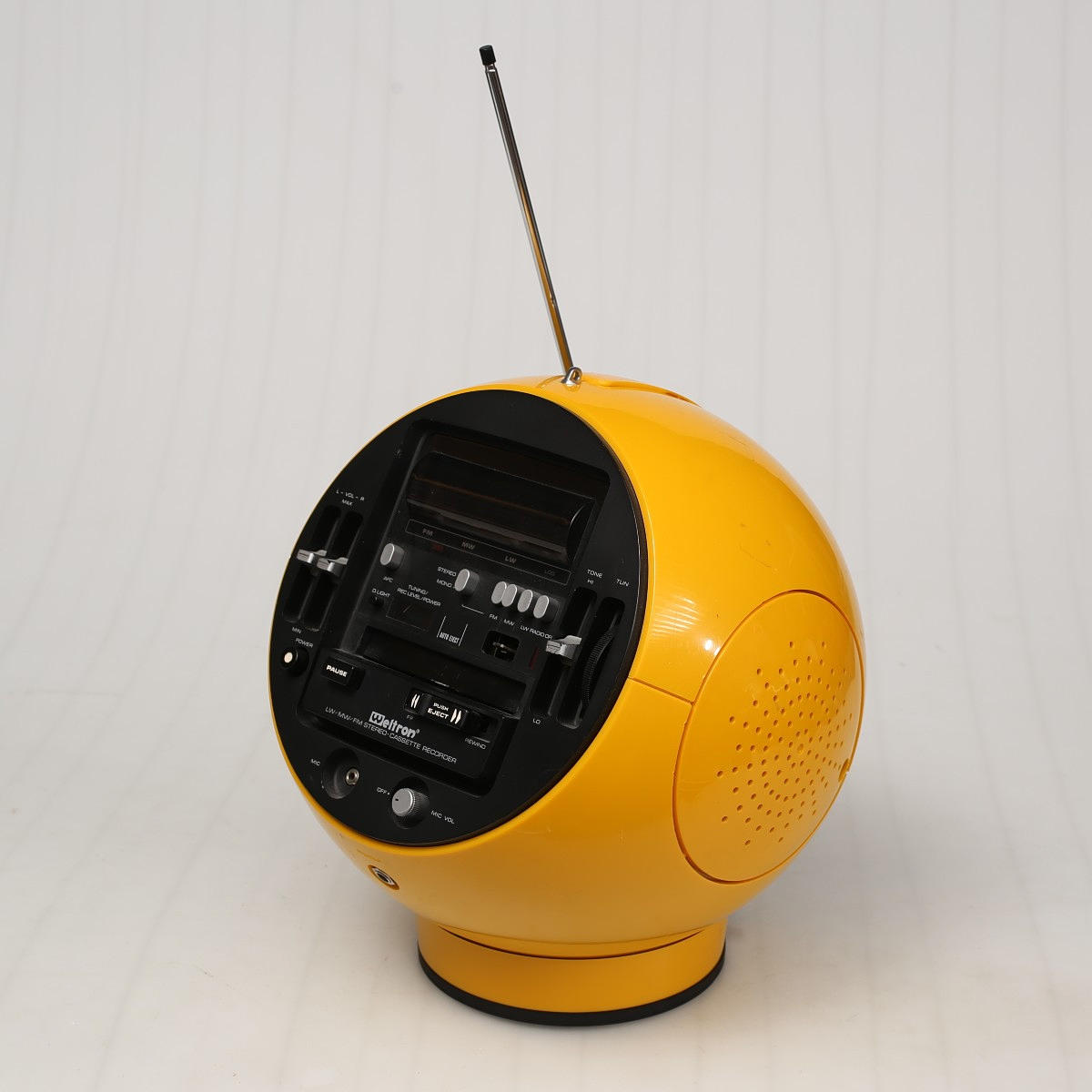 RADIO/TAPE PLAYER, Weltron, model 2004.