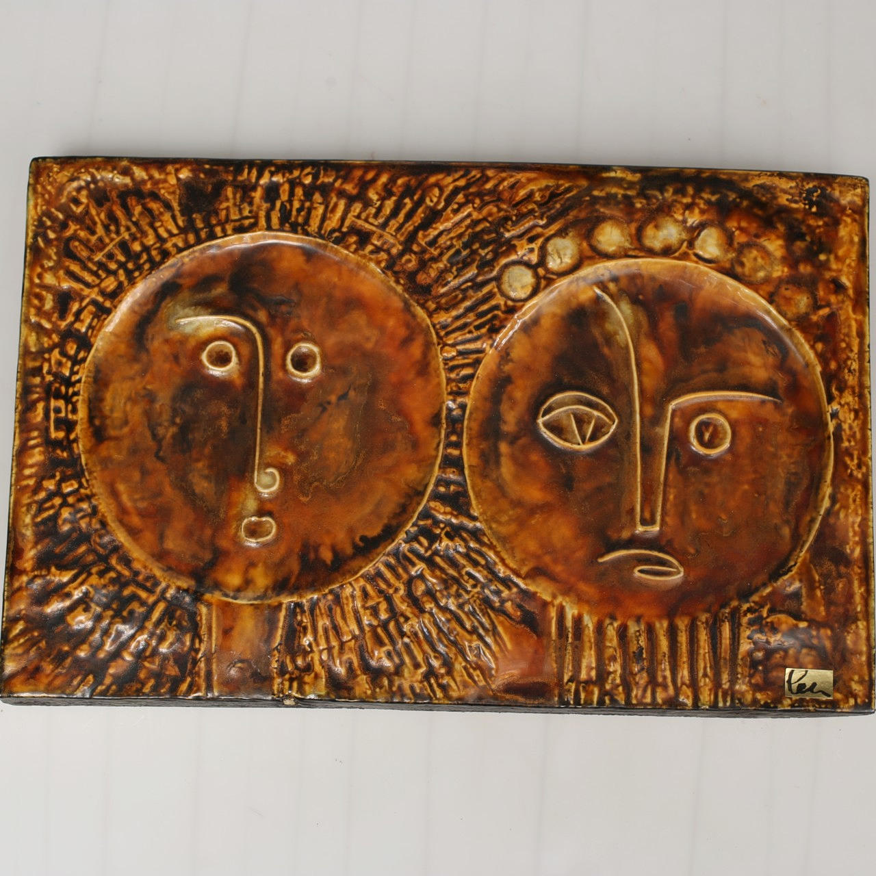 WALL PLATE in relief, stoneware, faces, Helmut Schäffenacker, Germany.