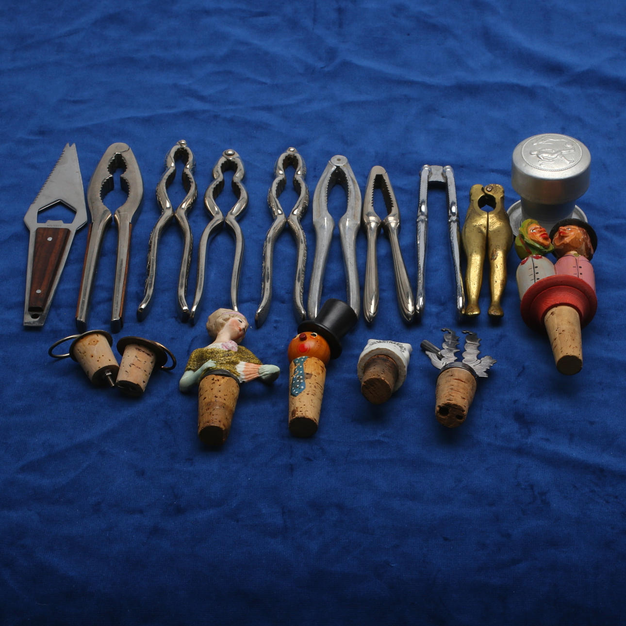 DIVERSE KORKAR, NÖTKNÄPPARE, med mera, ca 17 delar, sent 1800-1900-talets andra hälft.