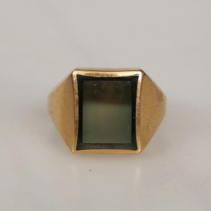 RING med färgad sten, 18k guld.