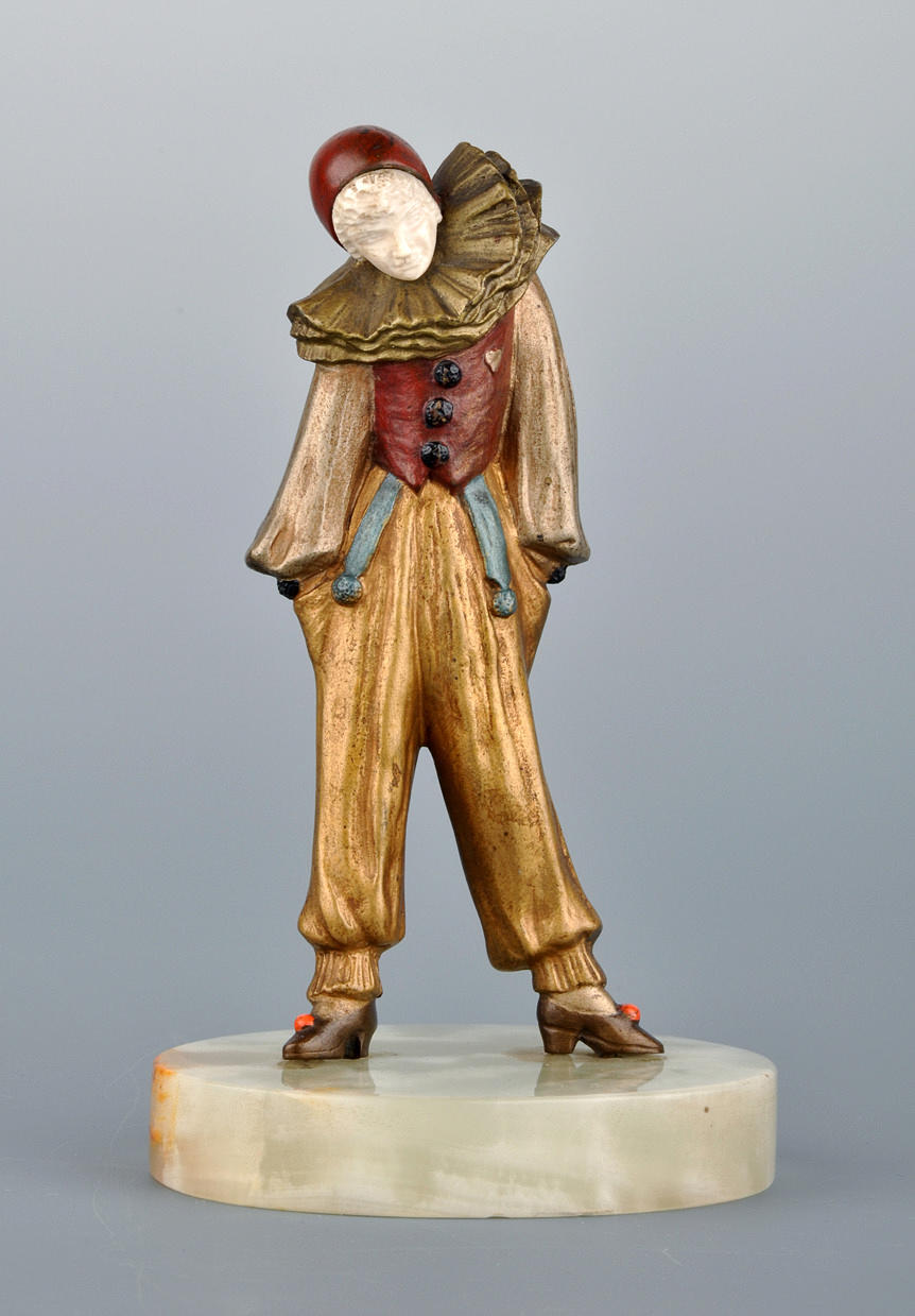 CHRYSELEPHANTIN-FIGUR. Harlequin eller Pierrot. målad brons på onyx bas.