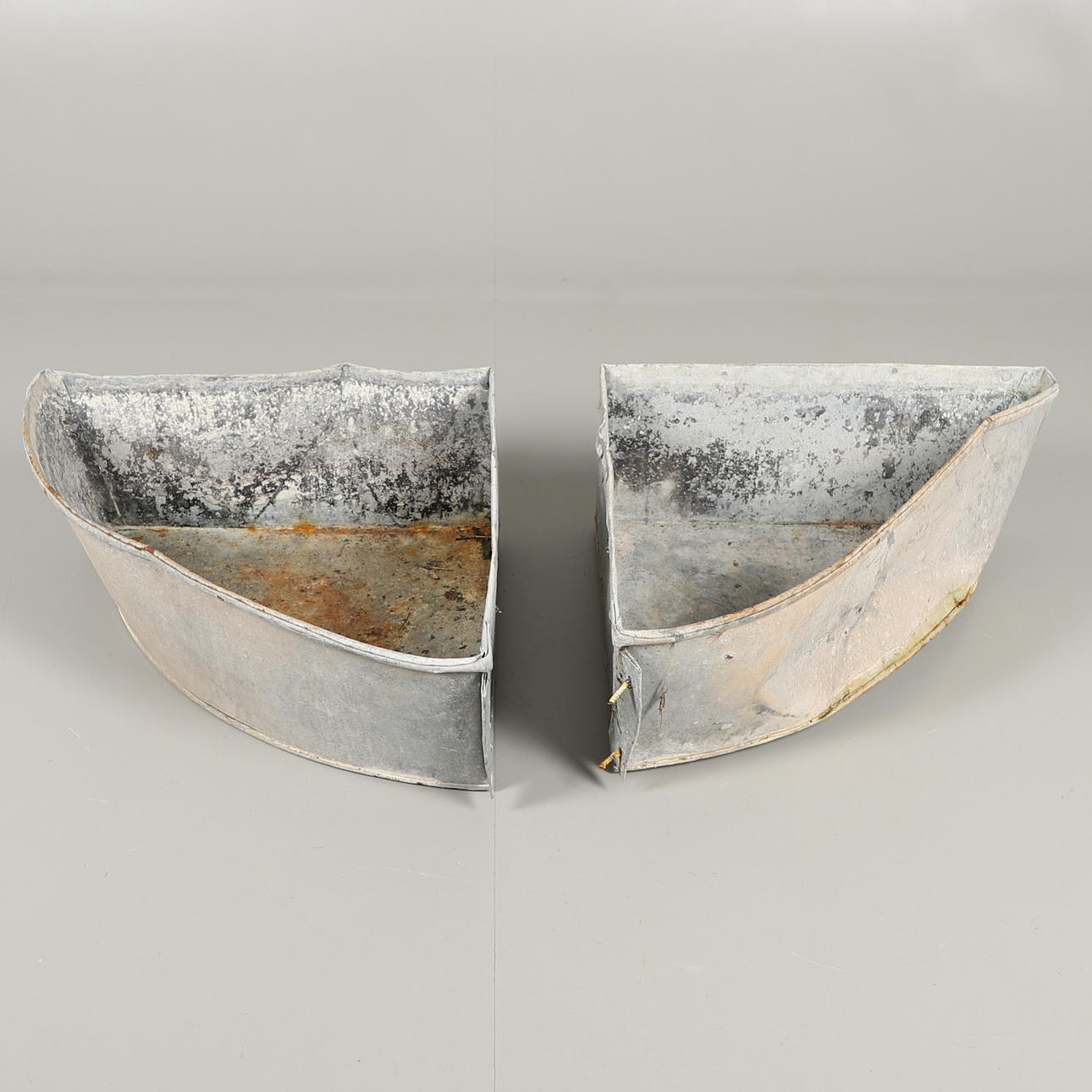 PAR DE CANALETAS SEMICIRCULARES GALVANIZADAS.