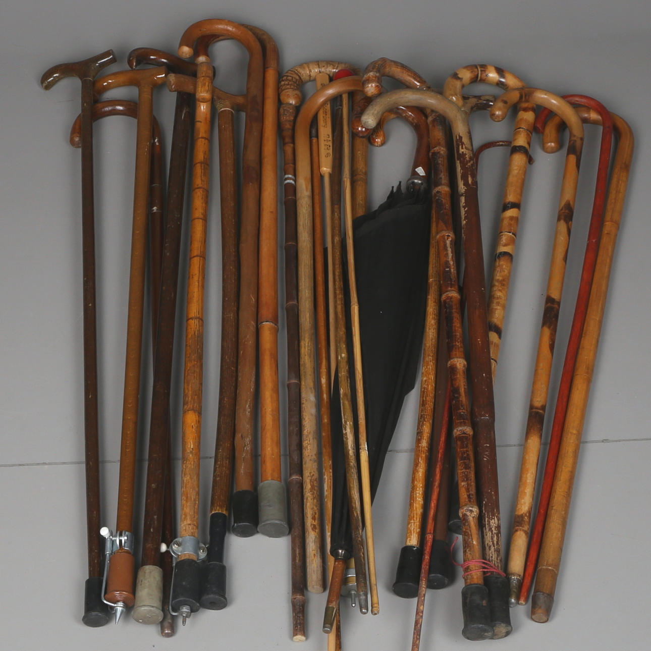 DIVERSE KÄPPAR, ca 30 st, delvis silver, trä, ben, med mera, 18/1900-tal.