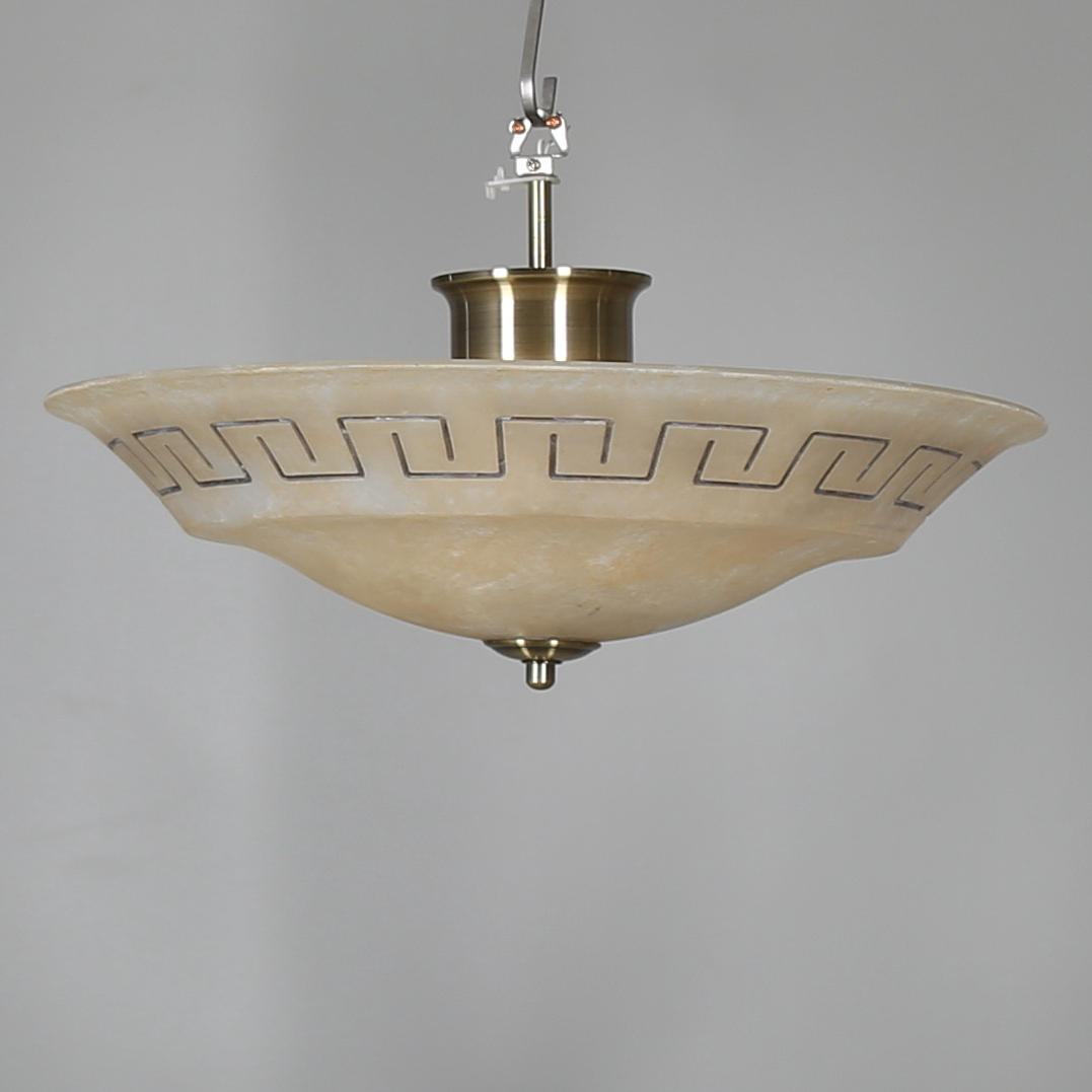 TAKLAMPA i glas, dekor av meanderbård, 1900-talets slut.