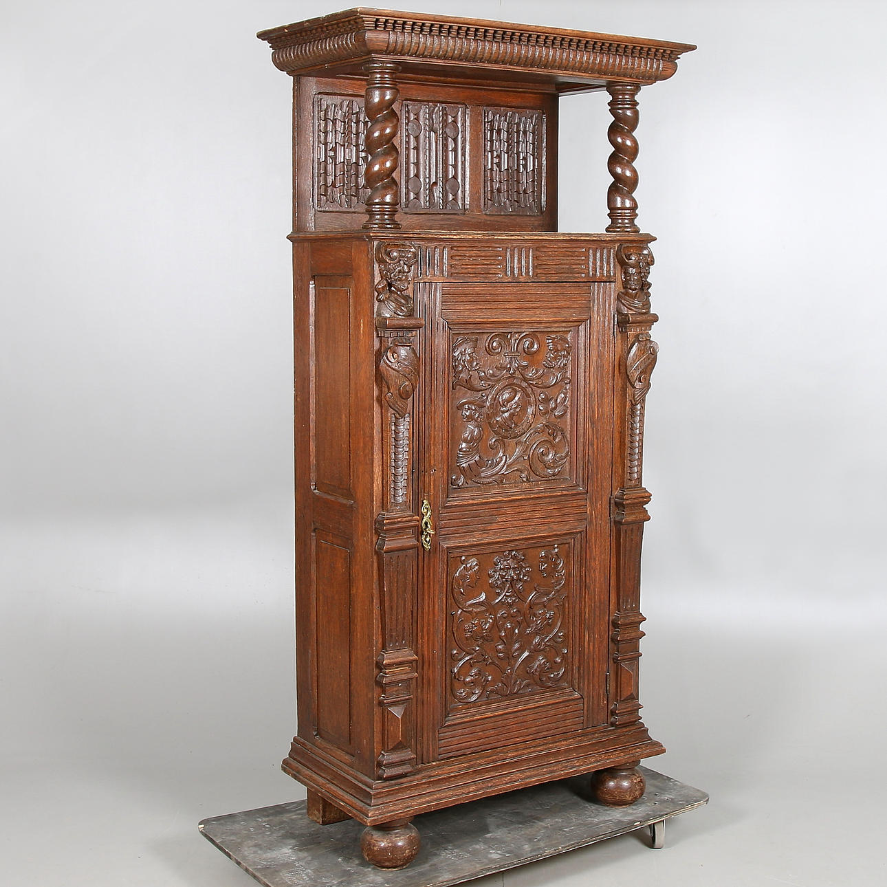 SKÅP, barockstil. 1900-talets första hälft.