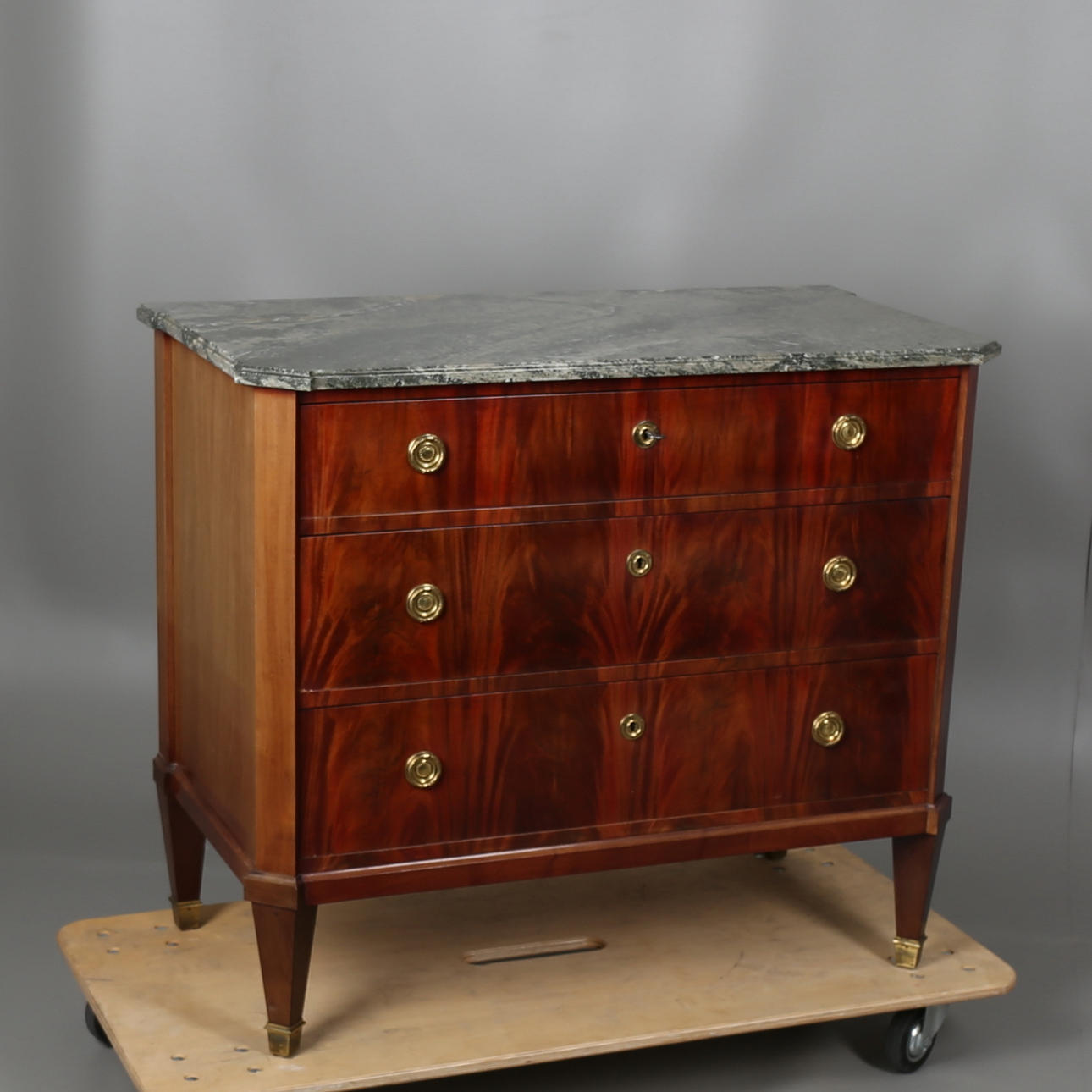 BYRÅ i mahogny med stenskiva, 3-lådig, sengustaviansk stil omkring 1900.