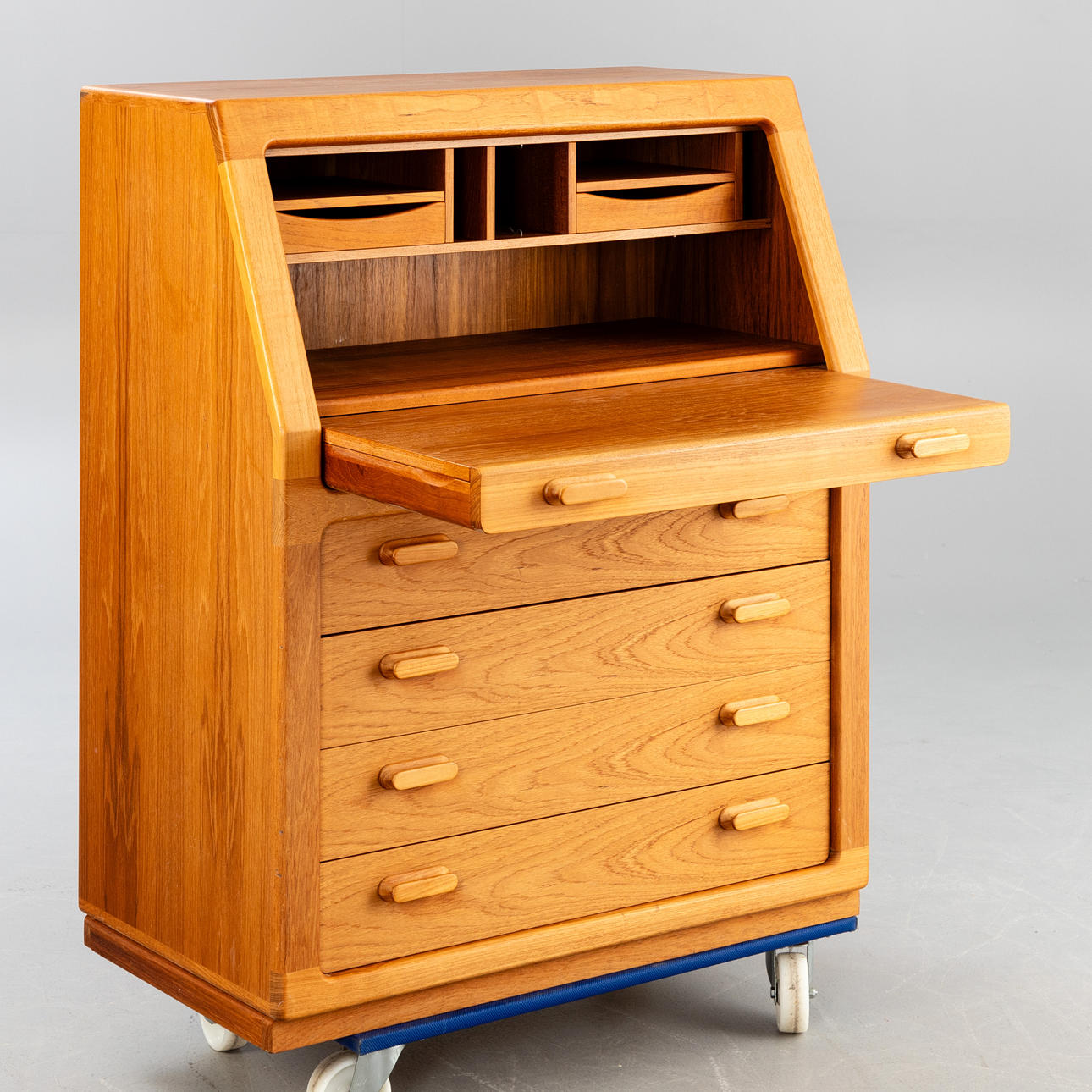 Dyrlund, teak-sihteeri.